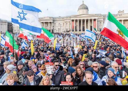 Trafalgar Square, Londra, Regno Unito. 14 gennaio 2024. Migliaia di persone si sono unite al raduno di Israele tenutosi a Londra per celebrare 100 giorni da quando gli ostaggi sono stati catturati in seguito all'attacco terroristico contro Israele da parte di Hamas. L'evento includeva una serie di oratori, tra cui membri della famiglia di alcuni dei 136 ostaggi ancora tenuti prigionieri, e spettacoli musicali di artisti israeliani. 1.400 israeliani sono stati brutalmente assassinati e 240 ostaggi sono stati presi quando Hamas ha invaso Israele il 7 ottobre 2023. Foto di Amanda Rose/Alamy Live News Foto Stock