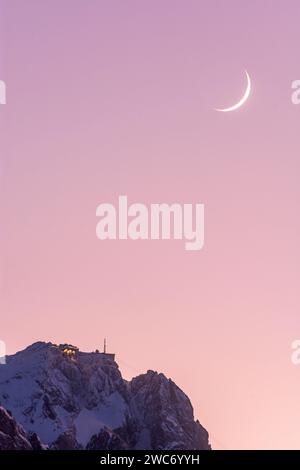 Garmisch-Partenkirchen: cima dello Zugspitze nella catena montuosa del Wetterstein, luna nuova nell'Oberbayern, alta Baviera, regione dello Zugspitz, Bayern, Baviera, Germa Foto Stock