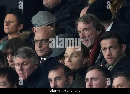 Da sinistra a destra, Direttore dello Sport all'INEOS Sir David Brailsford (da sinistra) e CEO di INEOS Sport Sir Jim Ratcliffe negli stand durante la partita di Premier League all'Old Trafford, Manchester. Data foto: Domenica 14 gennaio 2024. Foto Stock