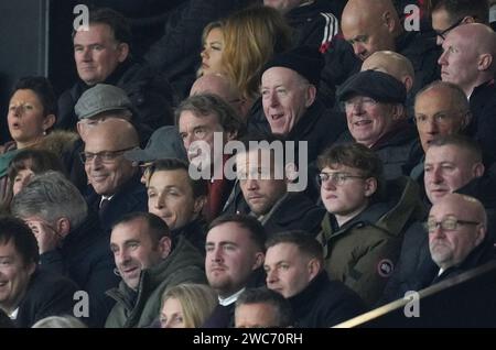 Da sinistra a destra, Direttore dello Sport all'INEOS Sir David Brailsford (da sinistra) e CEO di INEOS Sport Sir Jim Ratcliffe negli stand durante la partita di Premier League all'Old Trafford, Manchester. Data foto: Domenica 14 gennaio 2024. Foto Stock