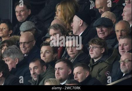 Da sinistra a destra, Direttore dello Sport dell'INEOS Sir David Brailsford, CEO di INEOS Sport Sir Jim Ratcliffe e Sir Alex Ferguson negli stand durante la partita di Premier League a Old Trafford, Manchester. Data foto: Domenica 14 gennaio 2024. Foto Stock