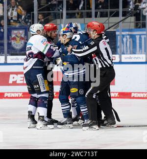 Muenchen, Deutschland. 14 gennaio 2024. Unstimmigkeiten zwischen Yannick Veilleux (Eisbaeren Berlin, n. 38) und Ben Smith (EHC Red Bull Muenchen, n. 12) sowie Patrice Cormier (Eisbaeren Berlin, n. 28) und Andrew MacWilliam (EHC Red Bull Muenchen, n. 2). EHC Red Bull Muenchen gegen Eisbaeren Berlin, Eishockey, DEL, 38. Spieltag, Saison 2023/2024, 14.01.2024. Foto: Eibner-Pressefoto/Heike Feiner Credit: dpa/Alamy Live News Foto Stock