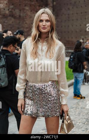 La top model tedesca Toni Garrn all'esterno della mostra Alberta Ferretti durante la settimana della moda milanese Primavera/Estate 2024. Foto Stock