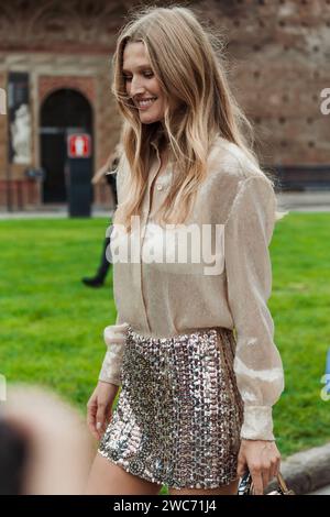 La top model tedesca Toni Garrn all'esterno della mostra Alberta Ferretti durante la settimana della moda milanese Primavera/Estate 2024. Foto Stock