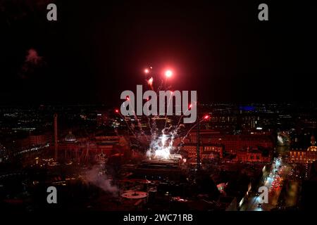 Copenhagen, Danimarca. 14 gennaio 2024. Fuochi d'artificio a Tivoli, visti dal Radisson Hotel domenica 14 gennaio 2023. Tivoli segna il cambio di trono con il più grande spettacolo pirotecnico nella storia del parco a tema. Crediti: Ritzau/Alamy Live News Foto Stock