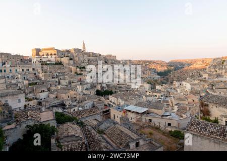 Vista panoramica di Matera, patrimonio dell'umanità dell'UNESCO in Italia, una città dalle tonalità beige, adornata da un bel cielo, che vanta un magnifico panorama. Foto Stock