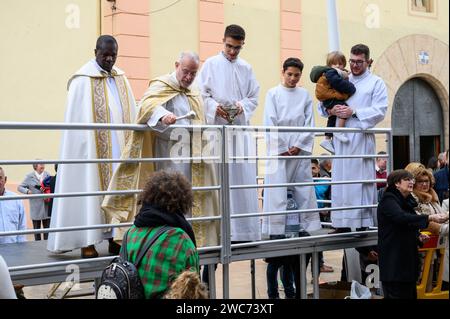 Celebrazione di St. Giorno di Antonio con la benedizione degli animali da parte dei sacerdoti nella strada di fronte alla chiesa, ad Alginet, Valencia, Spagna Foto Stock