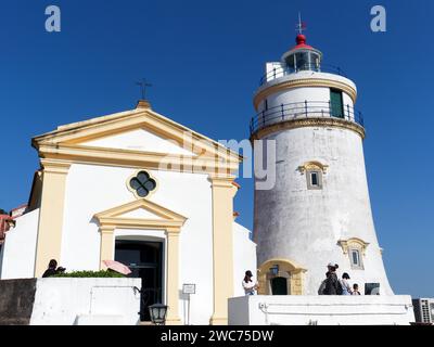 Ammira la cappella e il faro all'interno della fortezza Guia a Macao Foto Stock