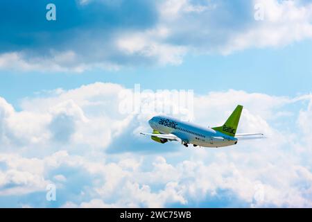 Boryspil, Ucraina - 6 giugno 2019: L'aereo Boeing 737-500 (YL-BBE) di Air Baltic decolla dall'aeroporto di Boryspil Foto Stock