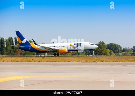 Boryspil, Ucraina - 10 settembre 2019: L'aereo Boeing 737-800 (UR-AZE) di Azur Air Ukraine atterra all'aeroporto internazionale di Boryspil Foto Stock