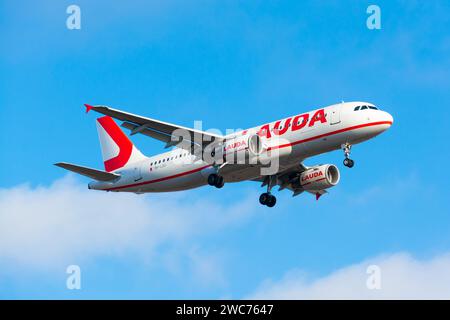 Boryspil, Ucraina - 2 gennaio 2021: L'aereo Airbus A320 (9H-LOU) di Lauda atterra all'aeroporto internazionale di Boryspil Foto Stock