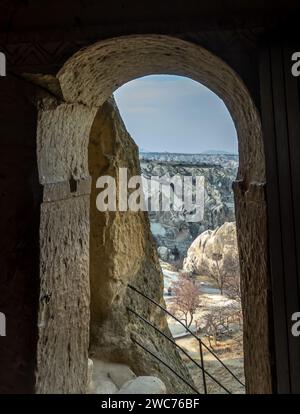 Vista della Cappadocia attraverso il telaio della porta nella grotta. Museo all'aperto di Goreme, Valle della Cappadocia, turismo in Cappadocia Foto Stock