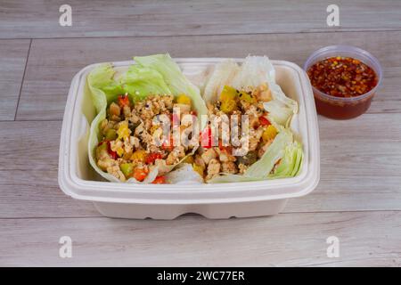 Involtini di lattuga. Antipasto con cucina giapponese o tailandese. Foto Stock