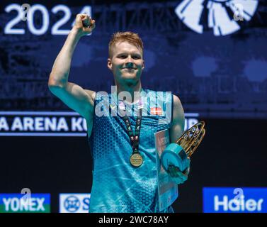 Kuala Lumpur, Malesia. 14 gennaio 2024. Anders Antonsen, danese, posa con il suo trofeo sul podio dopo la finale maschile del Petronas Malaysia Open 2024 all'Axiata Arena. Anders Antonsen ha vinto con punteggi; 21/21 : 14/13. (Foto di Wong Fok Loy/SOPA Images/Sipa USA) credito: SIPA USA/Alamy Live News Foto Stock