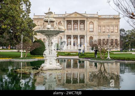 Istanbul, Turchia, 12 dicembre 2023: Le statue e le fontane d'acqua collocate nel giardino del Palazzo Dolmabahce. Foto Stock