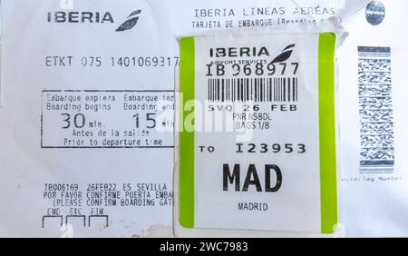 Iberia Airlines, Spagna, carta d'imbarco, aeroporto MAD Madrid Spagna servizi aeroportuali bagagli , borse autoadesivo con codice a barre Foto Stock