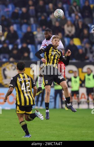 Arnhem, Paesi Bassi. 14 gennaio 2024. ARNHEM, PAESI BASSI - 14 GENNAIO: Million Manhoef di Vitesse, Modibo Sagnan dell'FC Utrecht, Andy Visser di Vitesse durante il match olandese Eredivisie tra Vitesse e FC Utrecht allo Stadion Gelredome il 14 gennaio 2024 ad Arnhem, Paesi Bassi. (Foto di Ben Gal/Orange Pictures) credito: dpa/Alamy Live News Foto Stock