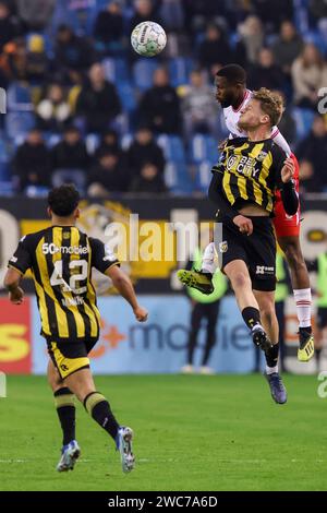 Arnhem, Paesi Bassi. 14 gennaio 2024. ARNHEM, PAESI BASSI - 14 GENNAIO: Million Manhoef di Vitesse, Modibo Sagnan dell'FC Utrecht, Andy Visser di Vitesse durante il match olandese Eredivisie tra Vitesse e FC Utrecht allo Stadion Gelredome il 14 gennaio 2024 ad Arnhem, Paesi Bassi. (Foto di Ben Gal/Orange Pictures) credito: dpa/Alamy Live News Foto Stock