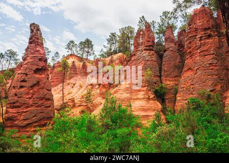 Pilastro rosso ocre vicino al villaggio di Roussillon, Francia Foto Stock