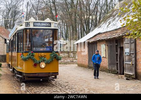 Arnhem, Paesi Bassi - 3 dicembre 2023: Antichi tram nel museo all'aperto nella provincia di Arnhem Gelderland, Paesi Bassi Foto Stock