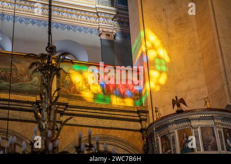 Gli affreschi e l'aspetto architettonico dell'interno della chiesa greco-ortodossa Hagia Triada situata a Taksim, Istanbul, Turchia. Foto Stock