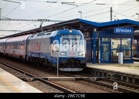 BRECLAV, REPUBBLICA CECA - 7 SETTEMBRE 2014: Locomotiva 380 003-4 della società di trasporti Ceske Drahy nella stazione ferroviaria di Breclav Foto Stock