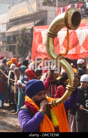 Nuova Delhi, India. 14 gennaio 2024. GURUGRAM, INDIA - 14 GENNAIO: Uno scorcio della processione di Nagar Kirtan in vista dell'anniversario della nascita del decimo Guru Gobind Singh nella nuova colonia vicino alla polizia di chowki, il 14 gennaio 2024 a Gurugram, India. (Foto di Parveen Kumar/Hindustan Times/Sipa USA ) credito: SIPA USA/Alamy Live News Foto Stock