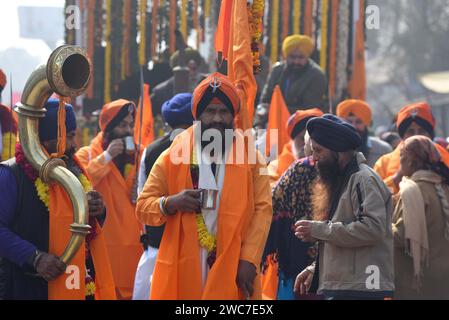 Nuova Delhi, India. 14 gennaio 2024. GURUGRAM, INDIA - 14 GENNAIO: Uno scorcio della processione di Nagar Kirtan in vista dell'anniversario della nascita del decimo Guru Gobind Singh nella nuova colonia vicino alla polizia di chowki, il 14 gennaio 2024 a Gurugram, India. (Foto di Parveen Kumar/Hindustan Times/Sipa USA ) credito: SIPA USA/Alamy Live News Foto Stock