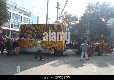 Nuova Delhi, India. 14 gennaio 2024. GURUGRAM, INDIA - 14 GENNAIO: Uno scorcio della processione di Nagar Kirtan in vista dell'anniversario della nascita del decimo Guru Gobind Singh nella nuova colonia vicino alla polizia di chowki, il 14 gennaio 2024 a Gurugram, India. (Foto di Parveen Kumar/Hindustan Times/Sipa USA ) credito: SIPA USA/Alamy Live News Foto Stock