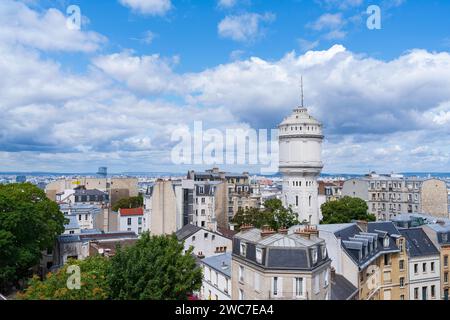 paesaggio urbano di parigi e torre d'acqua o castello d'eau de montmartre sopra l'orizzonte Foto Stock