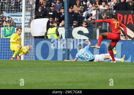 Roma, Italia 14.01.2024: Ivan Provedel del Lazio salva il gol, Ceesay di Lecce durante la partita di calcio italiana serie A TIM 2023-2024 SS Lazio vs US Foto Stock