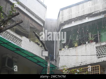 Noida, India. 14 gennaio 2024. NOIDA, INDIA - 14 GENNAIO: Una squadra di vigili del fuoco che tentava di spegnere un incendio è esplosa all'interno di una casa e ha salvato tre persone nel settore 25, il 14 gennaio 2024 a Noida, India. Quattro veicoli dei vigili del fuoco hanno portato l'incendio sotto controllo dopo circa un'ora di sforzo. (Foto di Sunil Ghosh /Hindustan Times/Sipa USA ) credito: SIPA USA/Alamy Live News Foto Stock