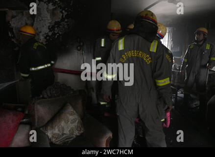 Noida, India. 14 gennaio 2024. NOIDA, INDIA - 14 GENNAIO: Una squadra di vigili del fuoco che tentava di spegnere un incendio è esplosa all'interno di una casa e ha salvato tre persone nel settore 25, il 14 gennaio 2024 a Noida, India. Quattro veicoli dei vigili del fuoco hanno portato l'incendio sotto controllo dopo circa un'ora di sforzo. (Foto di Sunil Ghosh /Hindustan Times/Sipa USA ) credito: SIPA USA/Alamy Live News Foto Stock