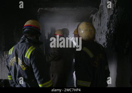 Noida, India. 14 gennaio 2024. NOIDA, INDIA - 14 GENNAIO: Una squadra di vigili del fuoco che tentava di spegnere un incendio è esplosa all'interno di una casa e ha salvato tre persone nel settore 25, il 14 gennaio 2024 a Noida, India. Quattro veicoli dei vigili del fuoco hanno portato l'incendio sotto controllo dopo circa un'ora di sforzo. (Foto di Sunil Ghosh /Hindustan Times/Sipa USA ) credito: SIPA USA/Alamy Live News Foto Stock