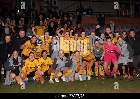 La squadra e la squadra di lupi festeggiano la vittoria contro le donne Reading in Adobe fa Women's Cup 4° round, 15 gennaio 2024, giocata all'Aldershot Town FC Foto Stock