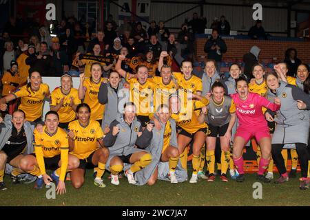 La squadra e la squadra di lupi festeggiano la vittoria contro le donne Reading in Adobe fa Women's Cup 4° round, 15 gennaio 2024, giocata all'Aldershot Town FC Foto Stock