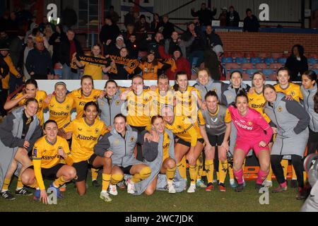 La squadra e la squadra di lupi festeggiano la vittoria contro le donne Reading in Adobe fa Women's Cup 4° round, 15 gennaio 2024, giocata all'Aldershot Town FC Foto Stock