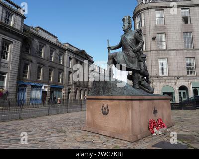 ABERDEEN, Regno Unito - 14 SETTEMBRE 2023: La statua di Gordon Highlanders dello scultore Mark Richards circa 2011 Foto Stock