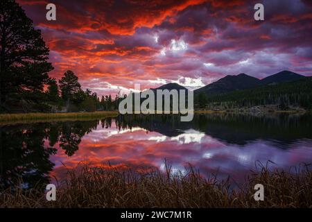 Splendida alba sul lago Sprague nella Rocky Mountain National Forest, Colorado Foto Stock