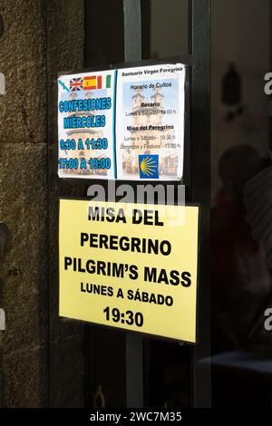 Messa del Pellegrino pubblicizzata all'ingresso della Chiesa della Vergine Pellegrina sul Camino portoghese, Pontevedra, Galizia, Spagna Foto Stock