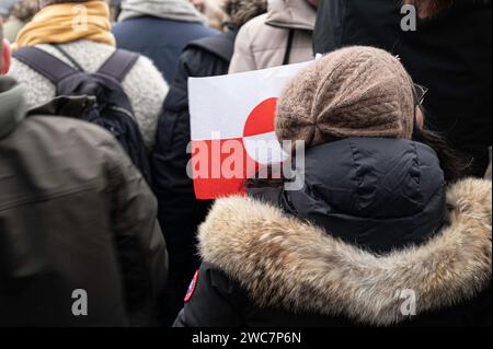 Copenhagen, Danimarca. 14 gennaio 2024. Donna con la bandiera groenlandese alla proclamazione di re Frederik X nella piazza del castello di frederiksborg. Credeit: Stig Alenäs/Alamy Live news Foto Stock