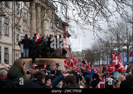 Copenhagen, Danimarca. 14 gennaio 2024. Gente in piedi su un tetto per guardare la proclamazione del palazzo di Christiansborg. Credeit: Stig Alenäs/Alamy Live news Foto Stock