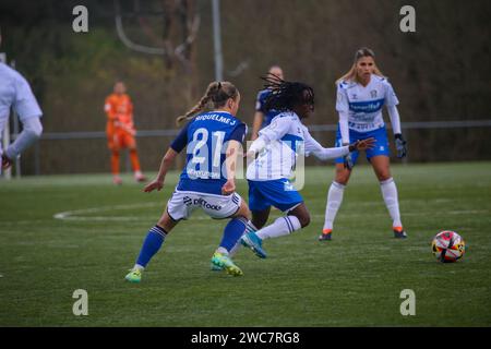 San Claudio, Spagna, 14 gennaio 2024: il giocatore di UDG Tenerife, Koko (8, R) guida la palla contro Laura Riquelme (21, L) durante il round di 16 della SM la Reina Cup 2023-24 tra il Real Oviedo Fem e UDG Tenerife, il 14 gennaio 2024, presso il complesso sportivo "El Castañeo", a San Claudio, in Spagna. Credito: Alberto Brevers / Alamy Live News. Foto Stock