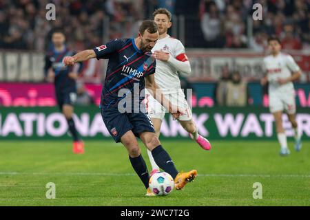 Benedikt Gimber (FC Heidenheim, n. 05) spielt den Ball zurueck, da ihn Florian Kainz (1. FC Koeln, n. 11) anlaeuft. Fussball: 1. Bundesliga, Saison 2023/2024, 17. Spieltag, 1. FC Koeln - 1. FC Heidenheim 1846 AM 13.01.2024 im RheinEnergieStadion a Koeln Wichtiger Hinweis: Gemaess den Vorgaben der DFL Deutsche Fussball Liga bzw. Des DFB Deutscher Fussball-Bund ist es untersagt, in dem Stadion und/oder vom Spiel angefertigte Fotoaufnahmen in forma von Sequenzbildern und/oder videoaehnlichen Fotostrecken zu verwerten bzw. verwerten zu lassen. Foto: Kirchner-Media/TH Foto Stock