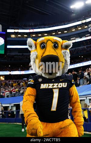 Truman the Tiger, mascotte del Missouri al Cotton Bowl tra i Missouri Tigers e gli Ohio State Buckeyes all'AT&T Stadium di Arlington, Texas, il 29 dicembre 2023. Il Missouri sconfisse l'Ohio State 14-3. (Matt Patterson / immagine dello sport) Foto Stock