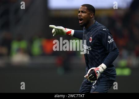 Milano, Italia. 14 gennaio 2024. Mike Maignan del Milan gestisce durante la partita di serie A tra AC Milan e AS Roma allo Stadio Giuseppe Meazza il 14 gennaio 2024 a Milano. Crediti: Marco Canoniero/Alamy Live News Foto Stock