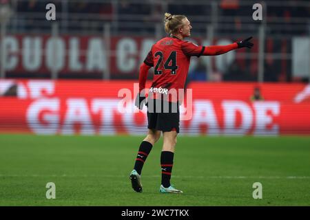 Milano, Italia. 14 gennaio 2024. Simon Kjaer del Milan gestisce durante la partita di serie A tra AC Milan e AS Roma allo Stadio Giuseppe Meazza il 14 gennaio 2024 a Milano. Crediti: Marco Canoniero/Alamy Live News Foto Stock