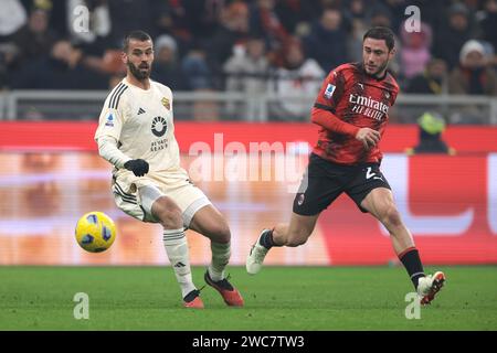 Milano, Italia. 14 gennaio 2024. Leonardo Spinazzola della AS Roma e Davide Calabria del Milan durante la partita di serie A A a Giuseppe Meazza, Milano. Il credito fotografico dovrebbe leggere: Jonathan Moscrop/Sportimage Credit: Sportimage Ltd/Alamy Live News Foto Stock