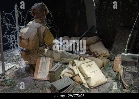 Ricostruzione di un nido di mitragliatrici con un soldato americano al comando, seconda guerra mondiale a Narmandy in Francia Foto Stock