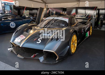 Vista frontale di una splendida Pagani Huayra R GT1 in fibra di carbonio testurizzata Foto Stock